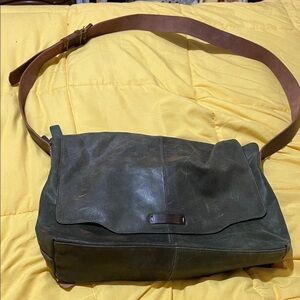 Nino BOSSI Olive Leather Messenger Bag